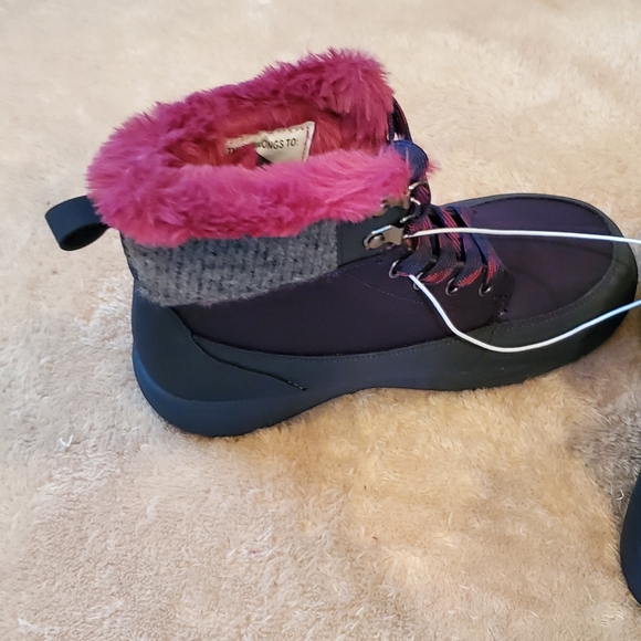 New with Tag Size 1, 3, and 5 Girls winter boots - Picture 7 of 10
